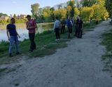 Sprzątanie brzegów zbiornika Łazienki w Mińsku Mazowieckim